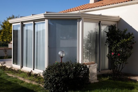 Comment int&eacute;grer une baie vitr&eacute;e pour maximiser la lumi&egrave;re naturelle