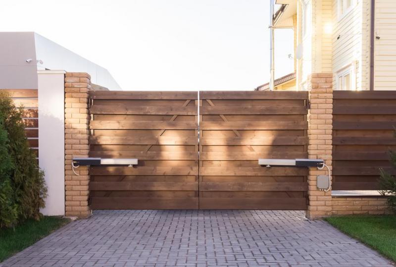 Motorisation de portail : quels syst&egrave;mes choisir pour votre entr&eacute;e ?