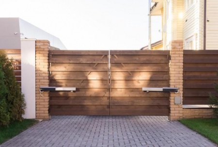 Motorisation de portail : quels syst&egrave;mes choisir pour votre entr&eacute;e ?